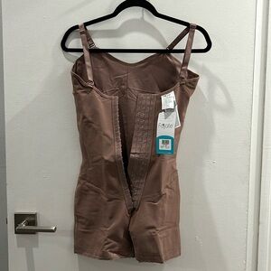 Faja alta compresión con corrector de postura